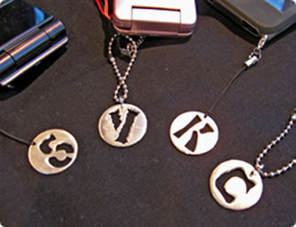 彫金で作る携帯ストラップ作成風景