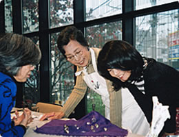 公開講座ハータンガー刺繍風景