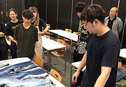 学生にデニムの説明をする大室さん